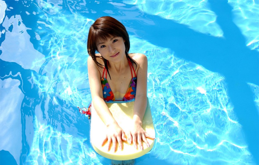 Hot Asian Takes Off Her Swim Suit At Pool To Show Her