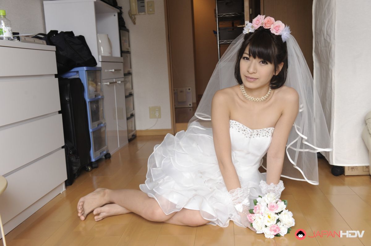 Young married Ruri Narumiya takes off her dress and reveals her body