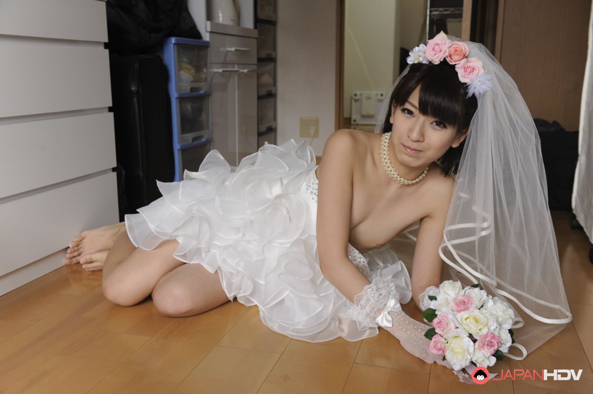 Young married Ruri Narumiya takes off her dress and reveals her body