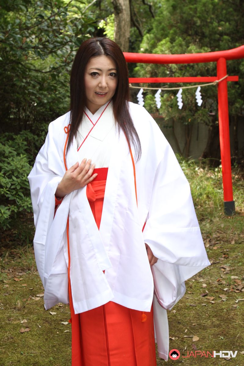 Brunette kimono babe Ayano Murasaki wants to show her twat outdoors