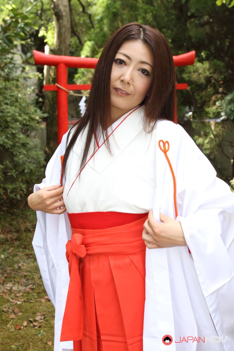 Brunette kimono babe Ayano Murasaki wants to show her twat outdoors