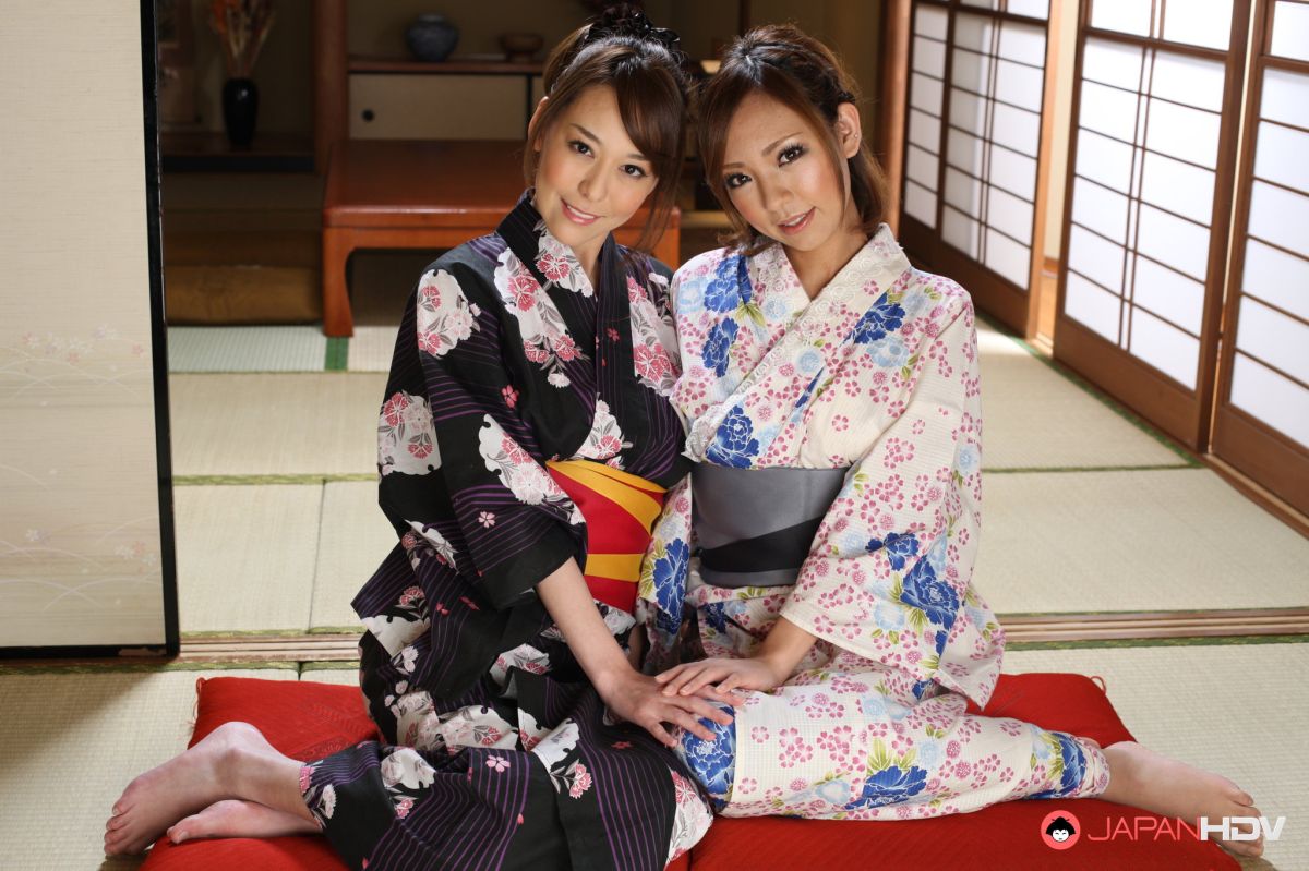 Kimono lady Akari Asayiri and Hikari gets naughty together