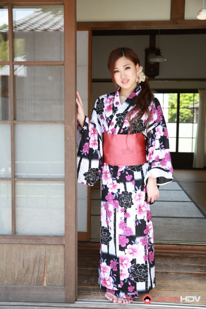 Lady Maki Horiguchi opens her kimono and it’s incredibly sexy!