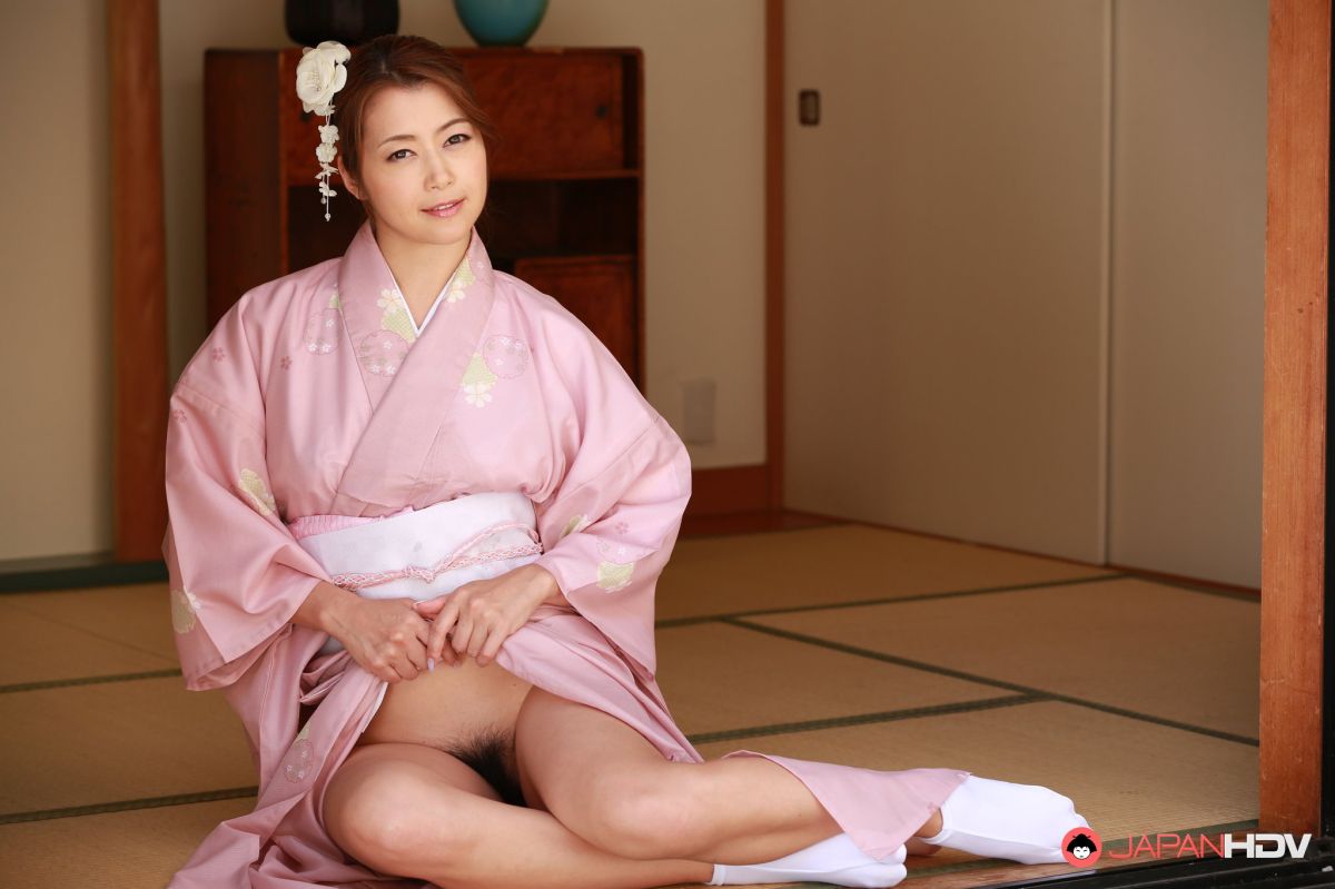Kimono lady Maki Hojo teases you with her hairy pussy