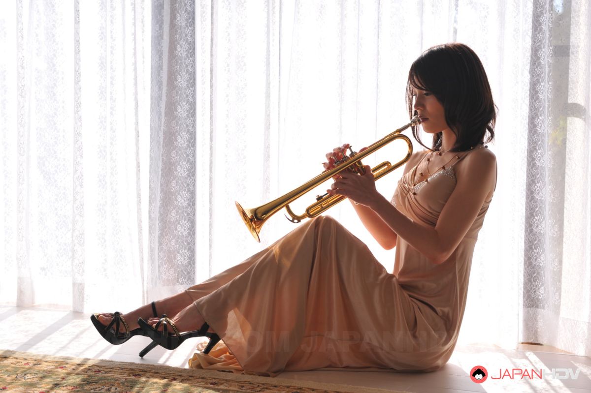 Anna Kirishima is a sexy trumpeter with beautiful boobs