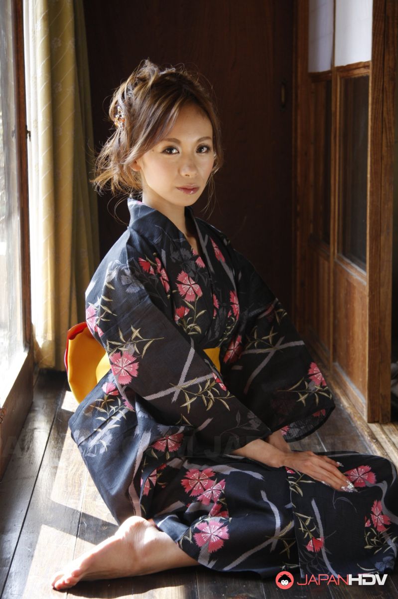Slender babe in a kimono Shuri Maihama takes off her panties