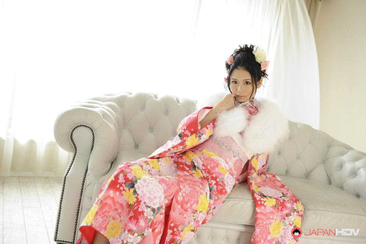 Kimono lady Ako Nishinois back