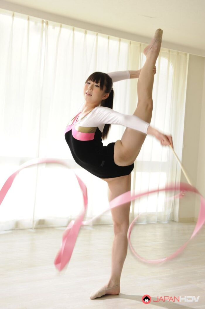 Sexy gymnast Haruna shows her incredible flexibilty naked