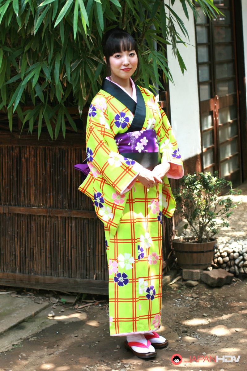 Dark haired Japanese lady in a kimono showing her fine vagina