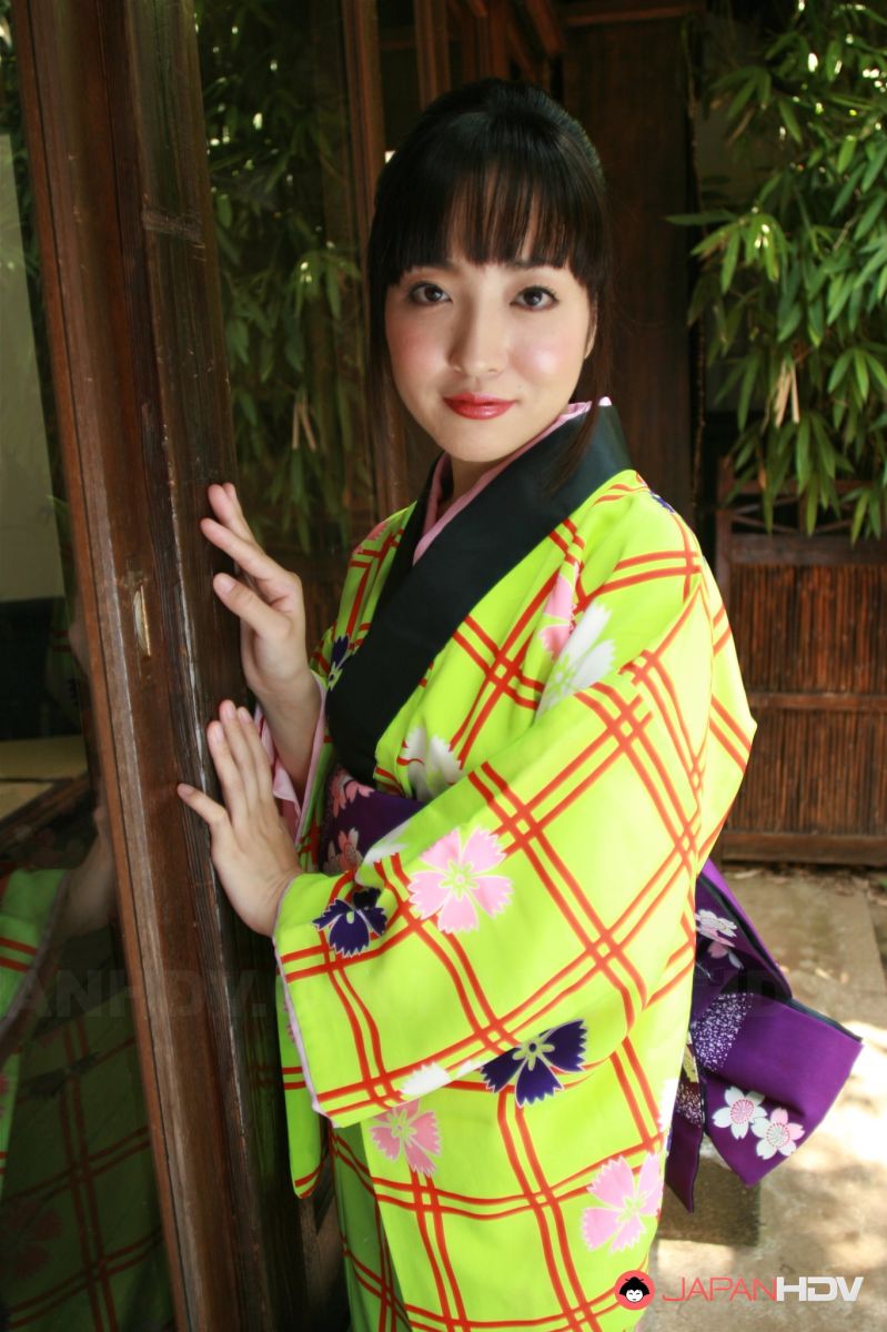 Dark haired Japanese lady in a kimono showing her fine vagina