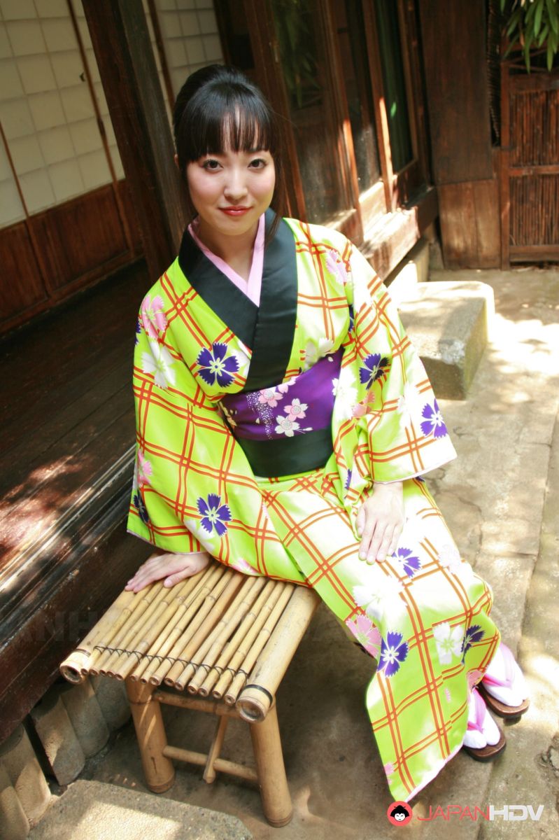 Dark haired Japanese lady in a kimono showing her fine vagina