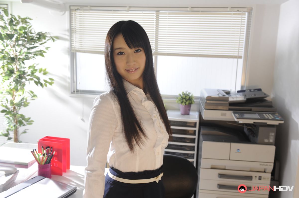 Sexy Tomomi Motozawa is the new office lady