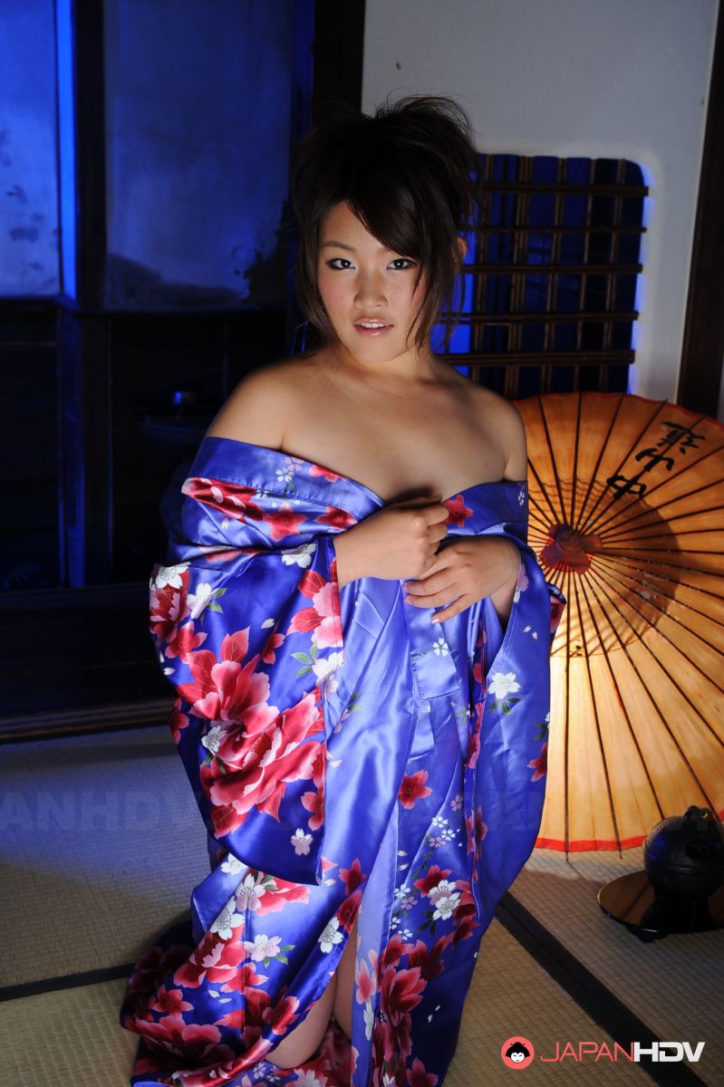 Great looking Japanese girl Nene Nagasawa in a amazing blue kimono