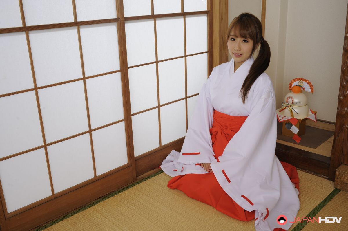 Yui Misaki takes off her kimono and spreads her hairy pussy