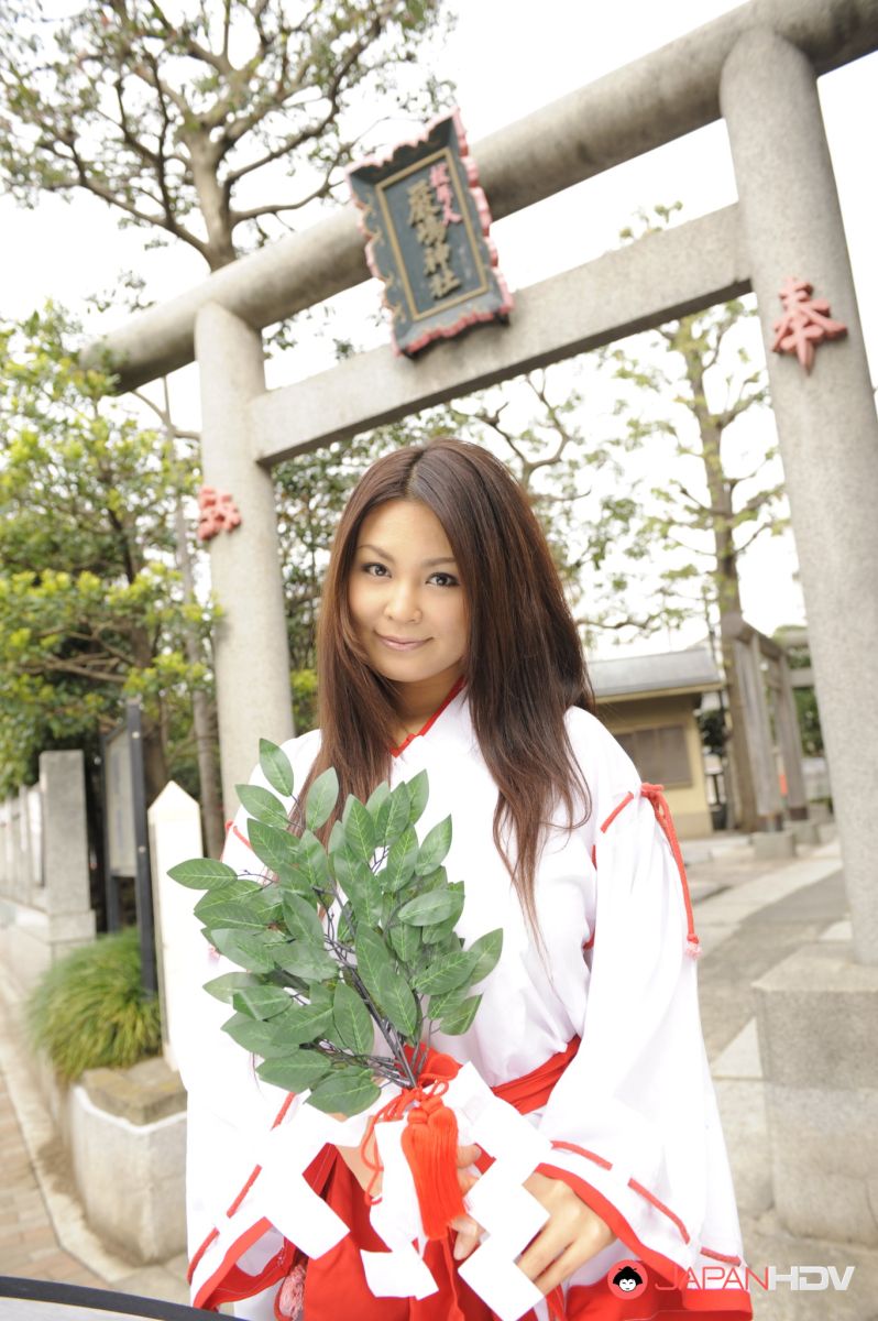 Sexy Airi Ai shows hairy pussy under short kimono for pictures.