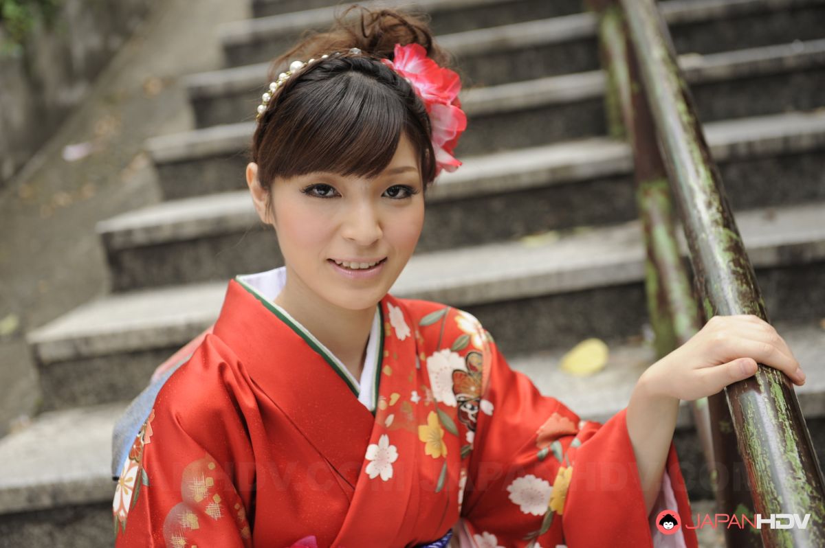 The kimono of Yuria Tominaga hide a beautiful hairy pussy