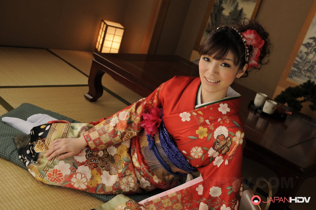 The kimono of Yuria Tominaga hide a beautiful hairy pussy