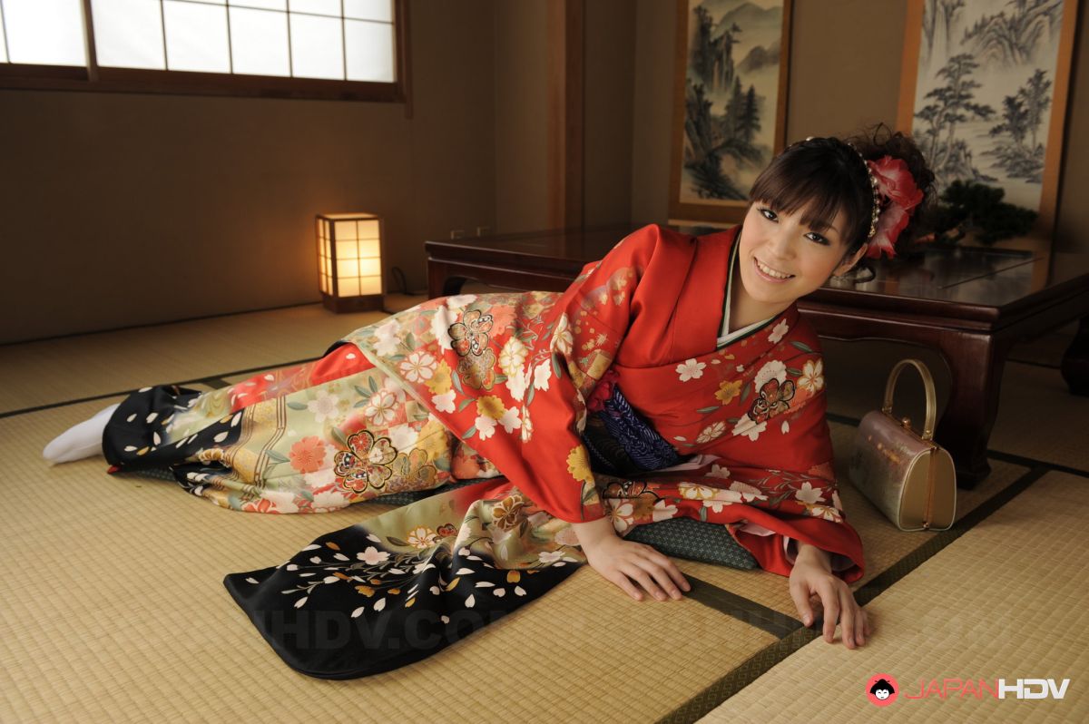The kimono of Yuria Tominaga hide a beautiful hairy pussy