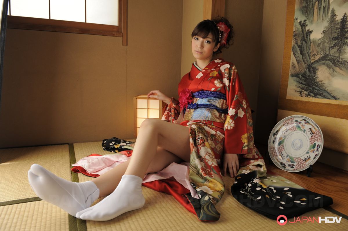 The kimono of Yuria Tominaga hide a beautiful hairy pussy