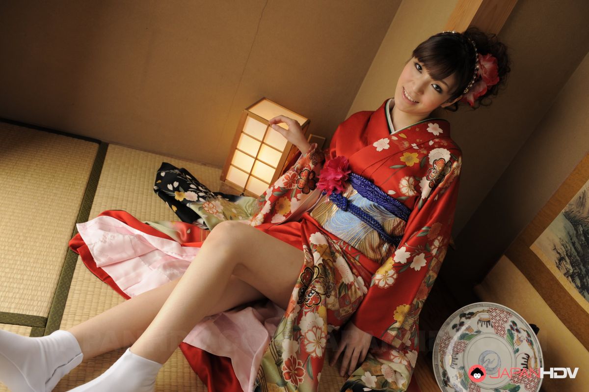 The kimono of Yuria Tominaga hide a beautiful hairy pussy
