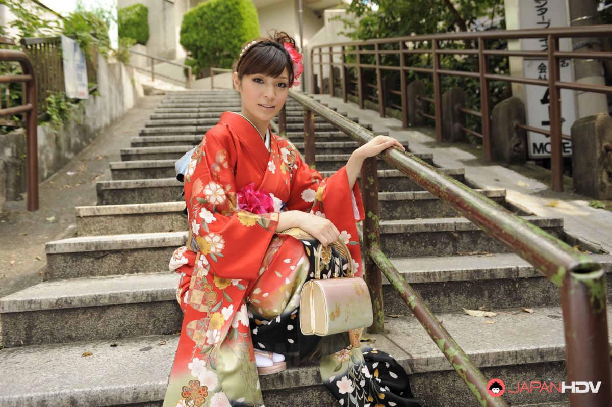 The kimono of Yuria Tominaga hide a beautiful hairy pussy