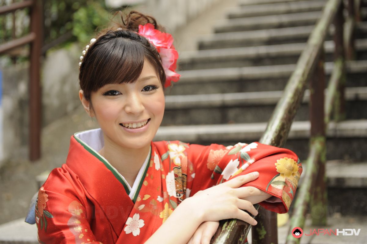 The kimono of Yuria Tominaga hide a beautiful hairy pussy