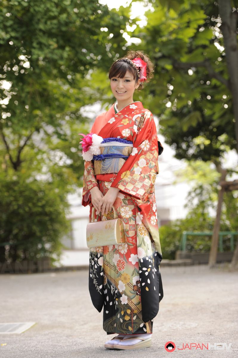 The kimono of Yuria Tominaga hide a beautiful hairy pussy