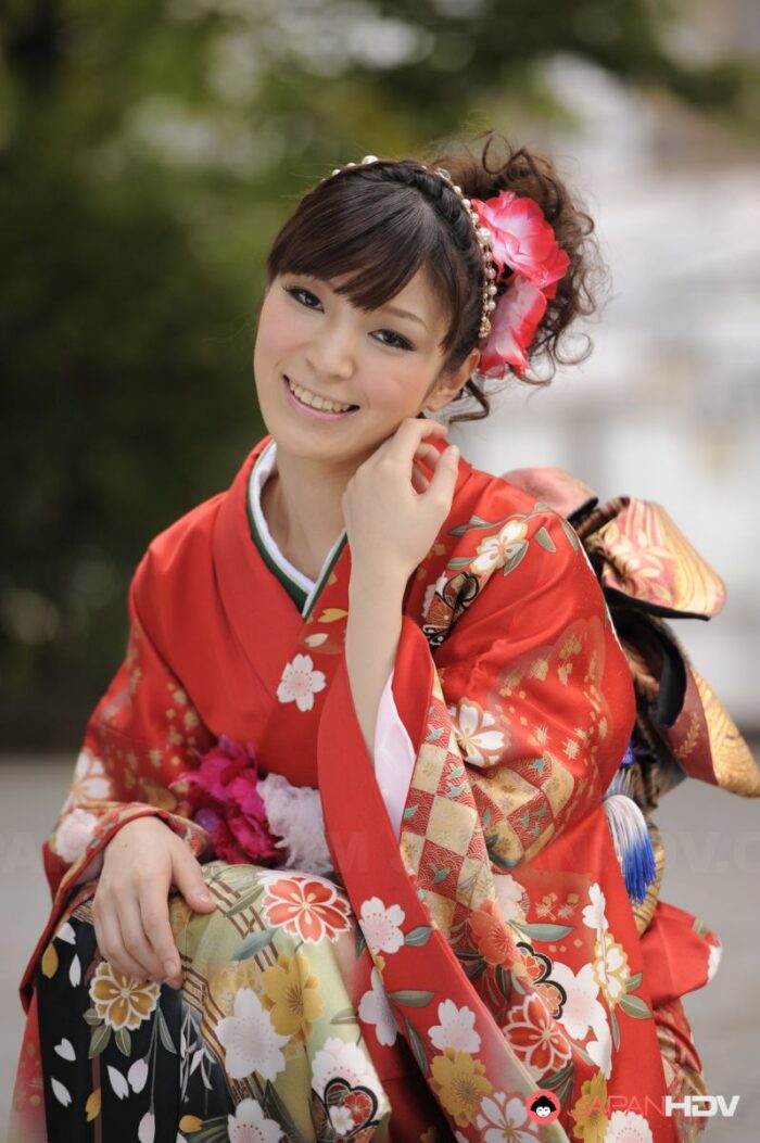 The kimono of Yuria Tominaga hide a beautiful hairy pussy