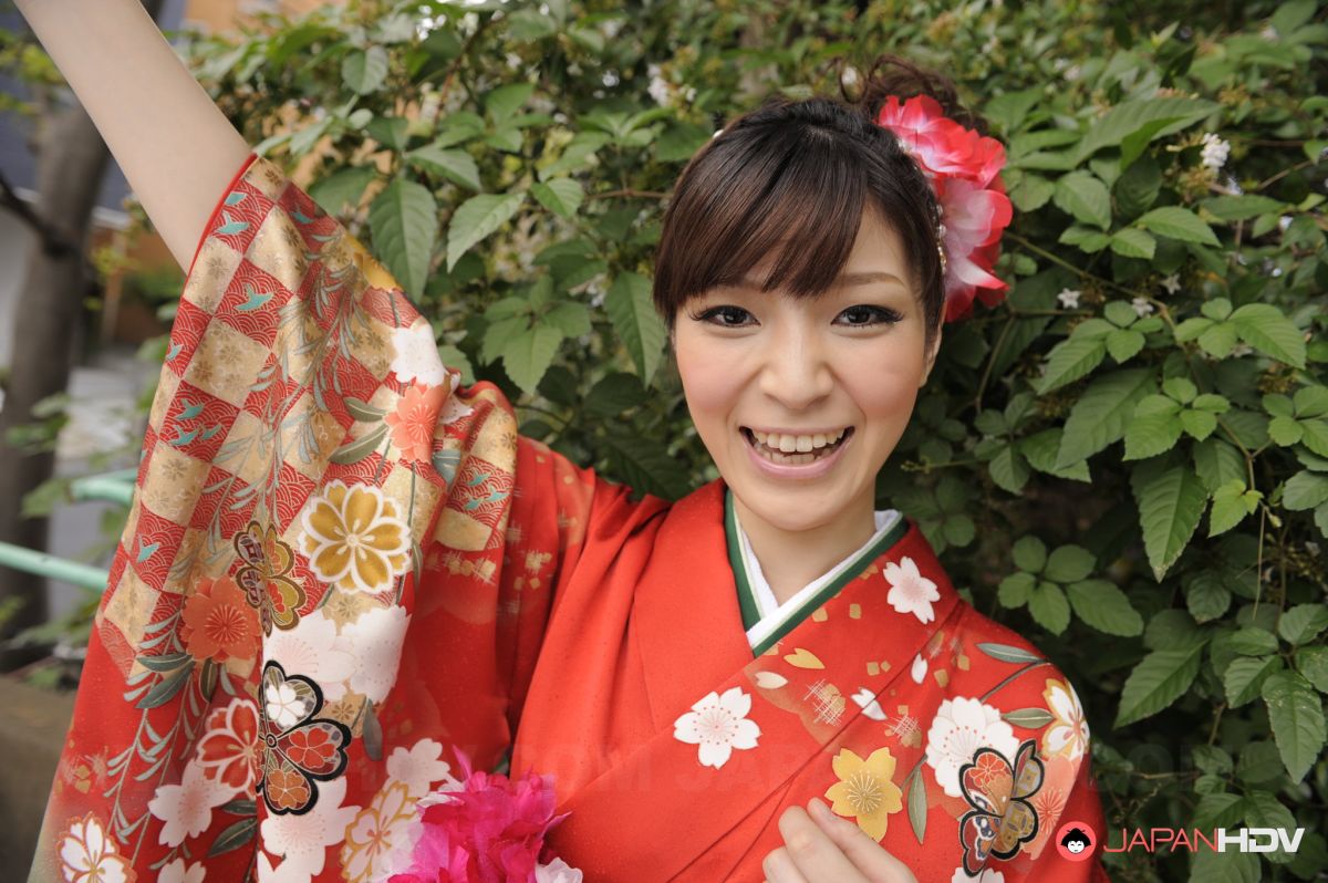 The kimono of Yuria Tominaga hide a beautiful hairy pussy