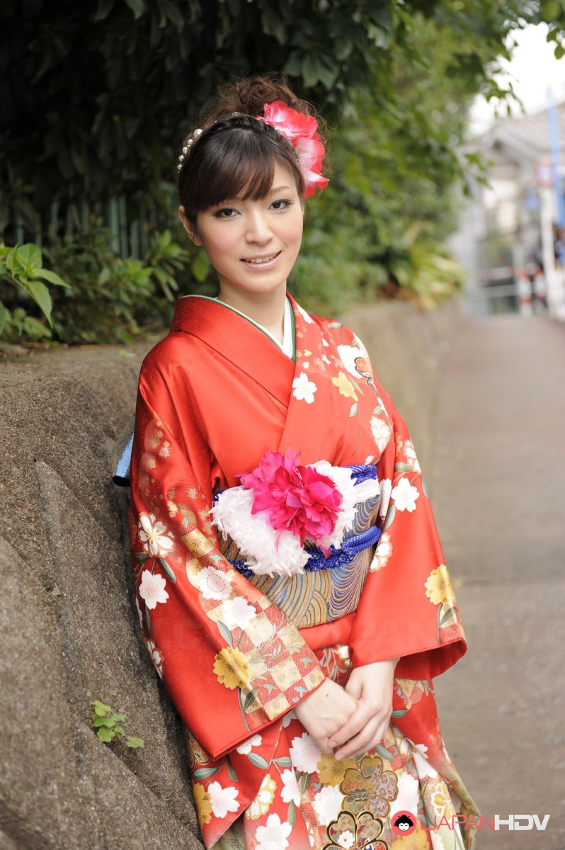 The kimono of Yuria Tominaga hide a beautiful hairy pussy
