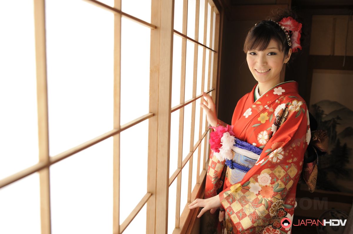 The kimono of Yuria Tominaga hide a beautiful hairy pussy