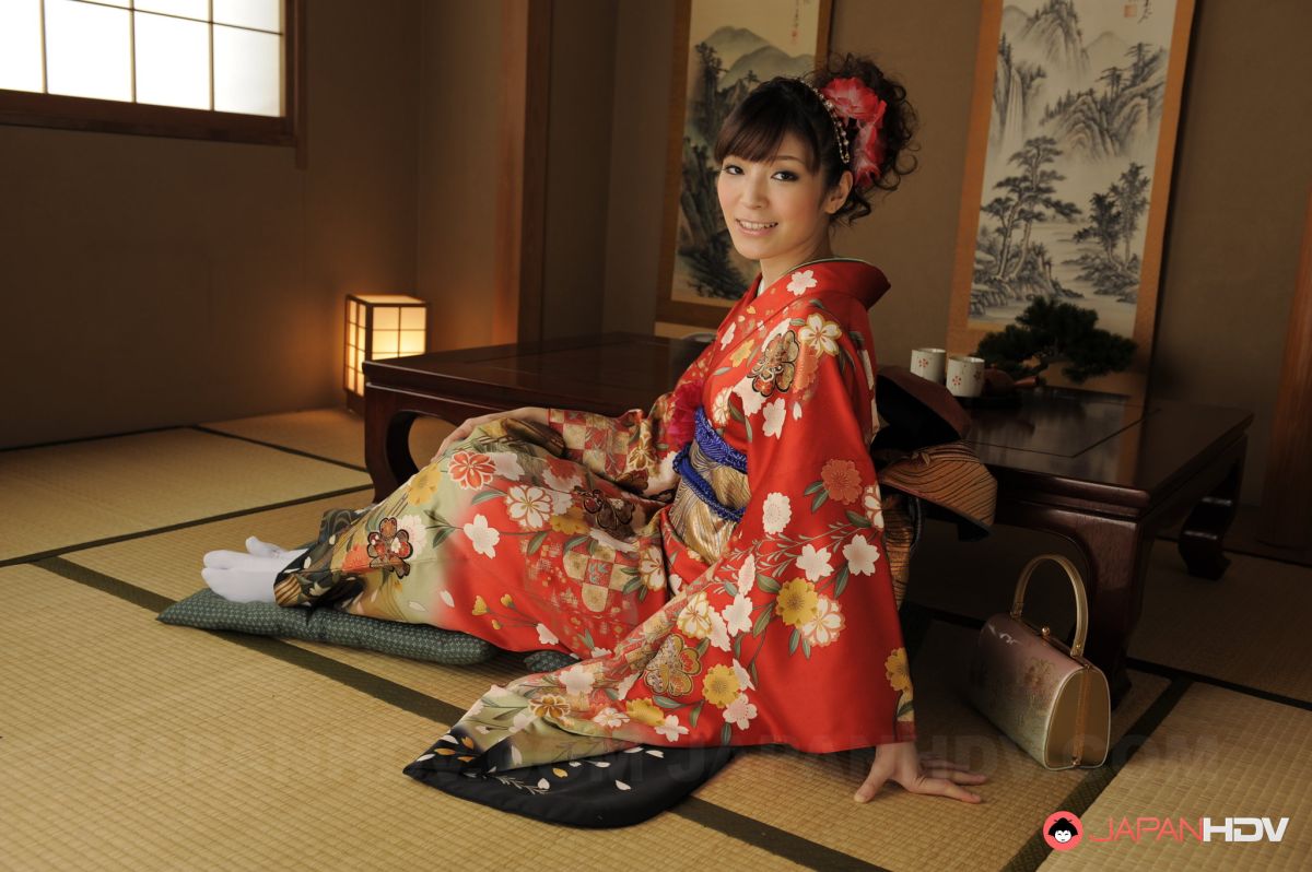The kimono of Yuria Tominaga hide a beautiful hairy pussy