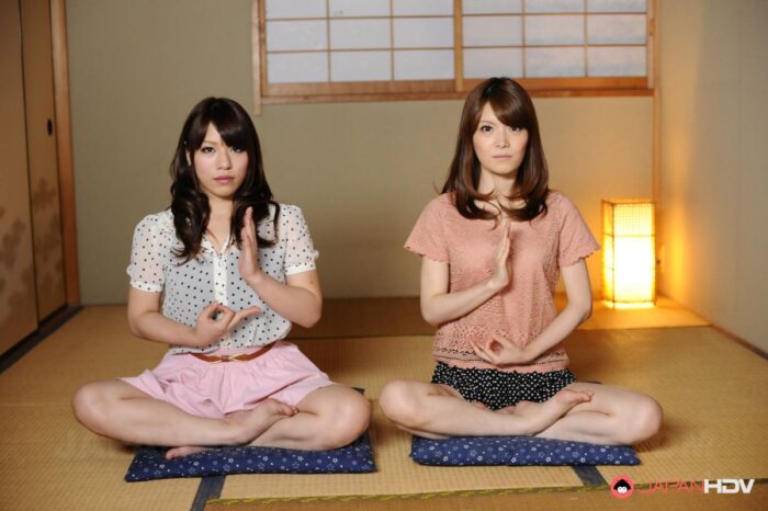 Anna Kirishima and Kana Suzuki show hairy slits and hot butts on floor