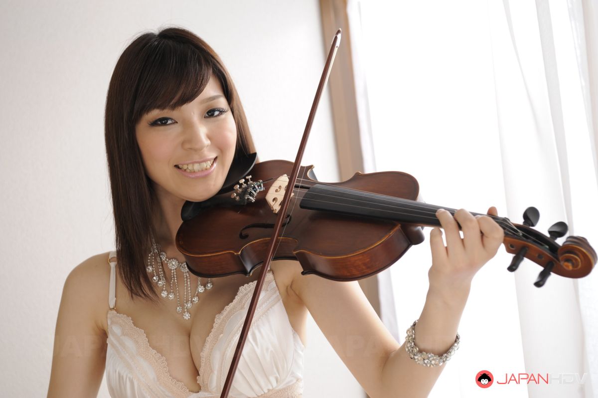 Sexy Yuria Tominaga is violonnist and slut