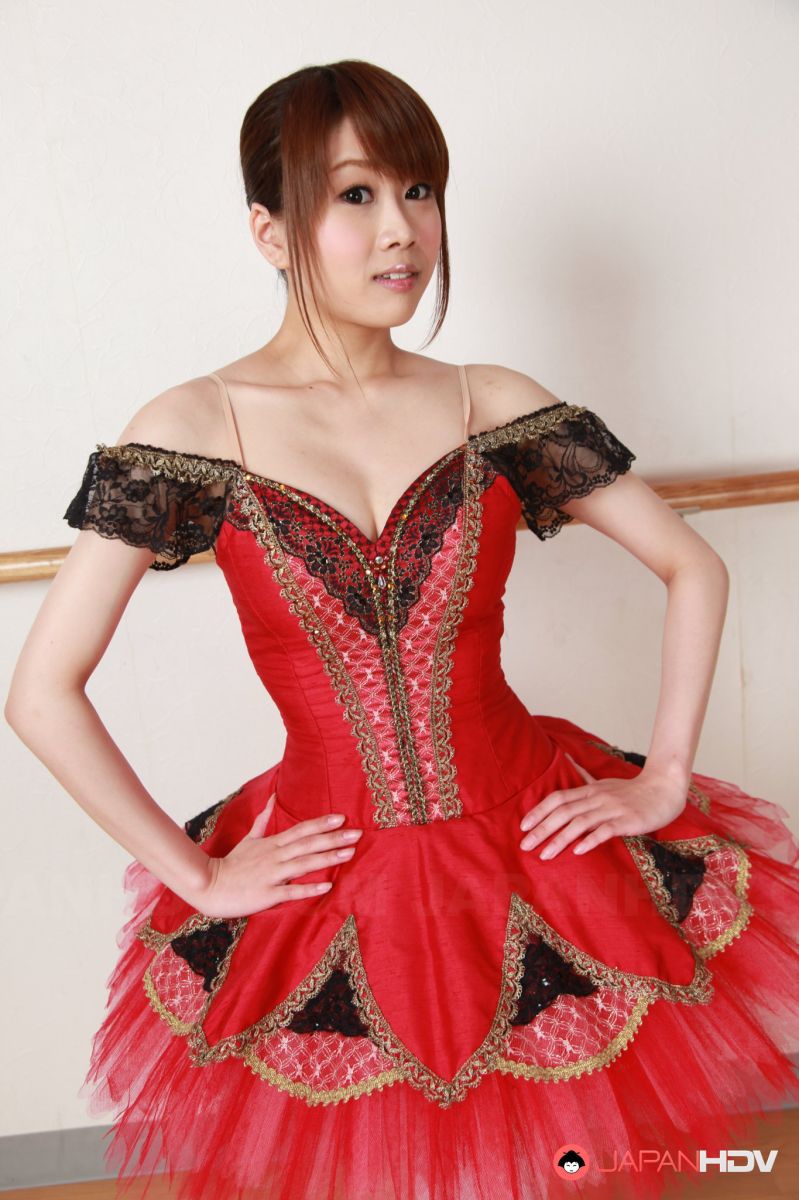 Beautiful ballerina Ririka Suzuki shows her magnificent natural tits