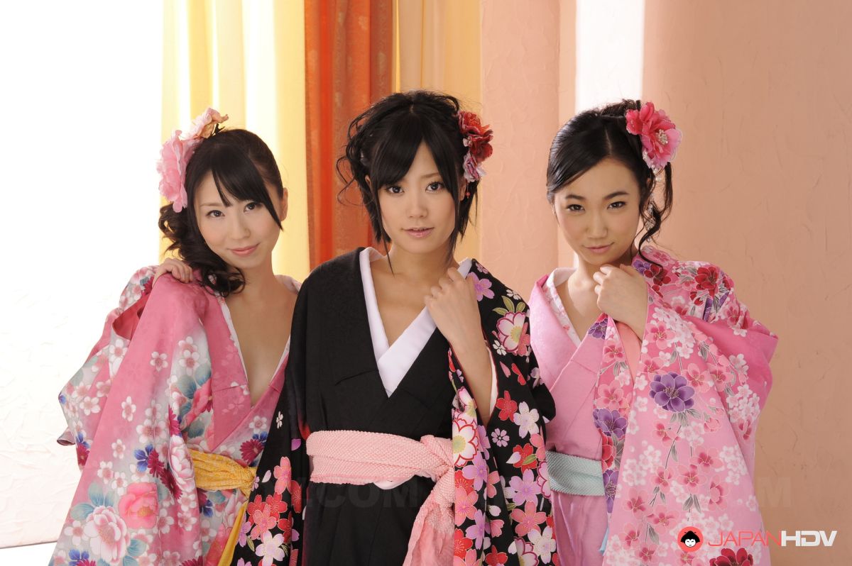 Uta Kohaku, Sanae Momoi, Hina take beautiful kimonos off and show tits