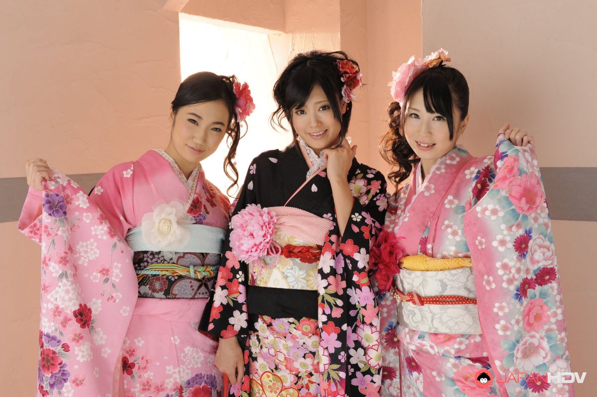 Uta Kohaku, Sanae Momoi, Hina take beautiful kimonos off and show tits