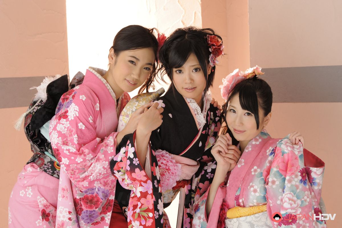 Uta Kohaku, Sanae Momoi, Hina take beautiful kimonos off and show tits