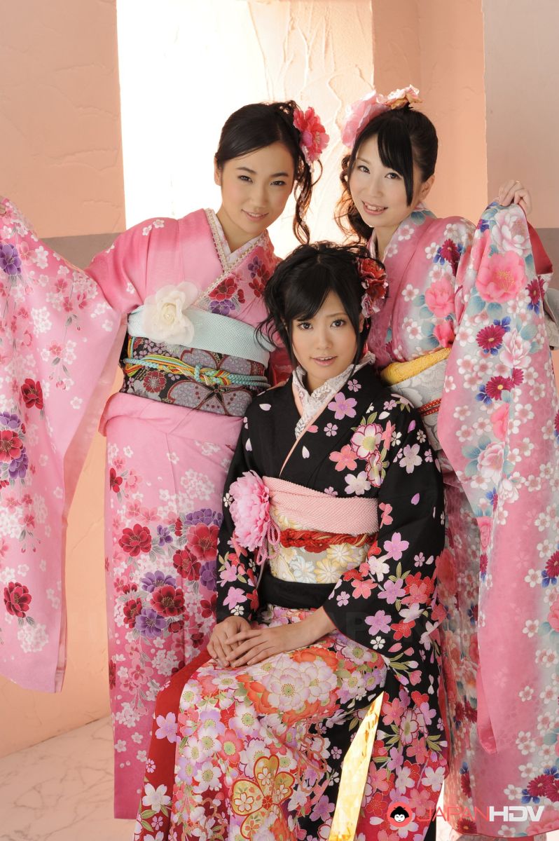 Uta Kohaku, Sanae Momoi, Hina take beautiful kimonos off and show tits