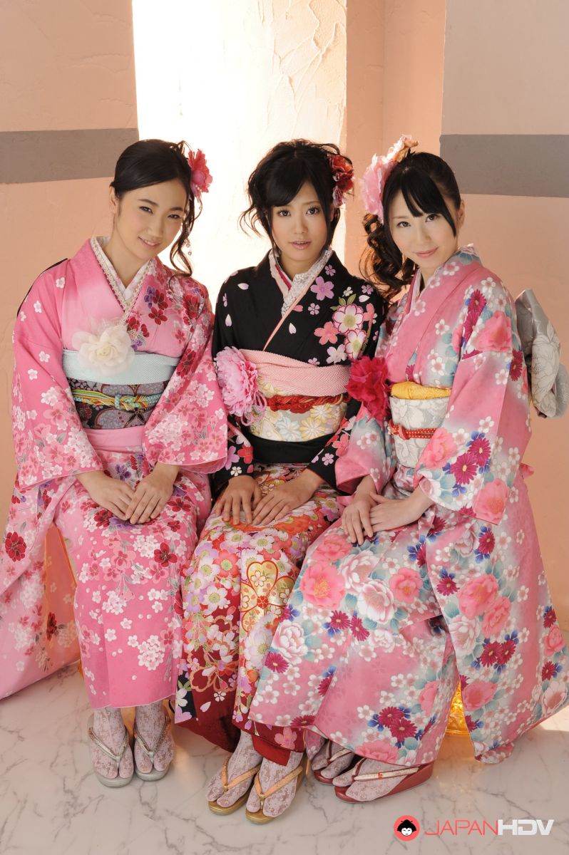 Uta Kohaku, Sanae Momoi, Hina take beautiful kimonos off and show tits