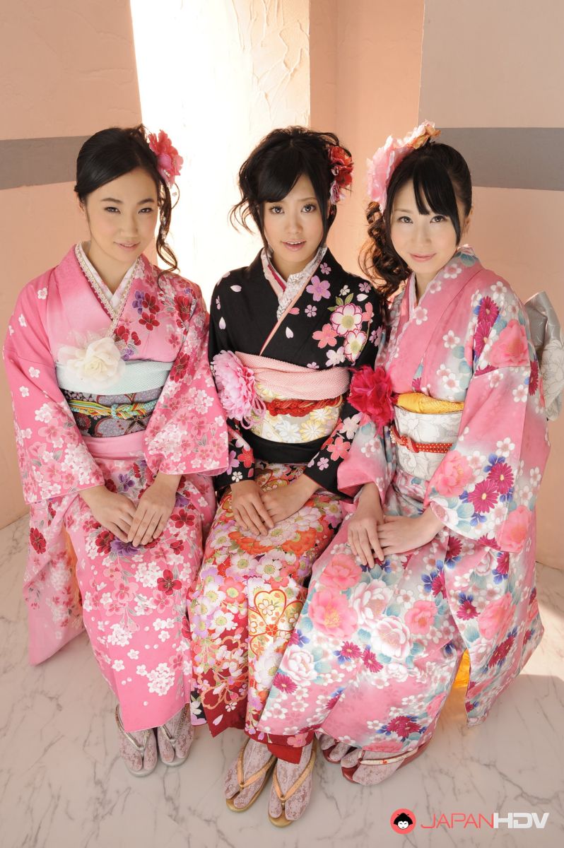 Uta Kohaku, Sanae Momoi, Hina take beautiful kimonos off and show tits