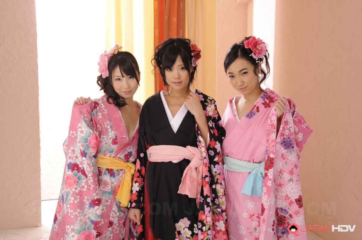 Uta Kohaku, Sanae Momoi, Hina take beautiful kimonos off and show tits