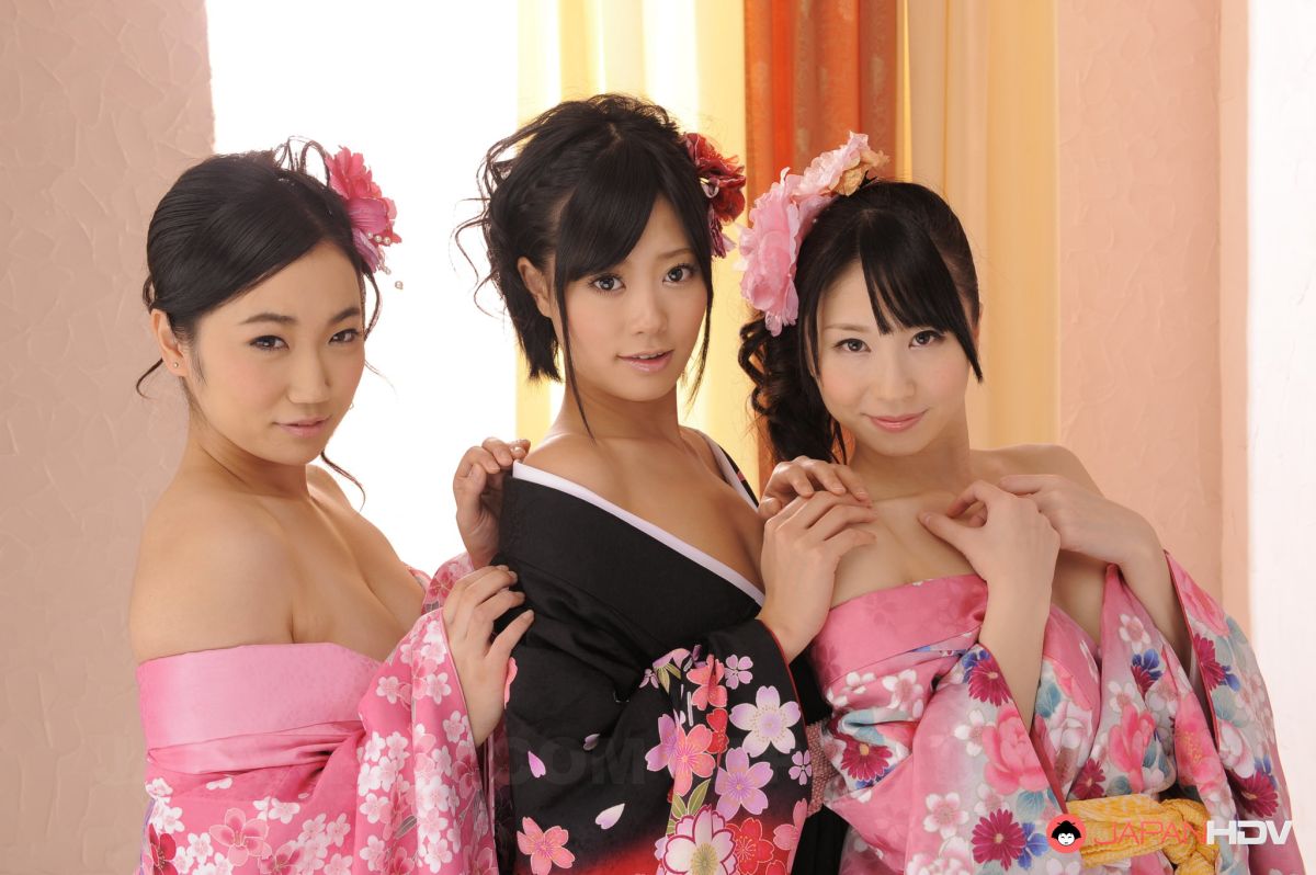 Uta Kohaku, Sanae Momoi, Hina take beautiful kimonos off and show tits