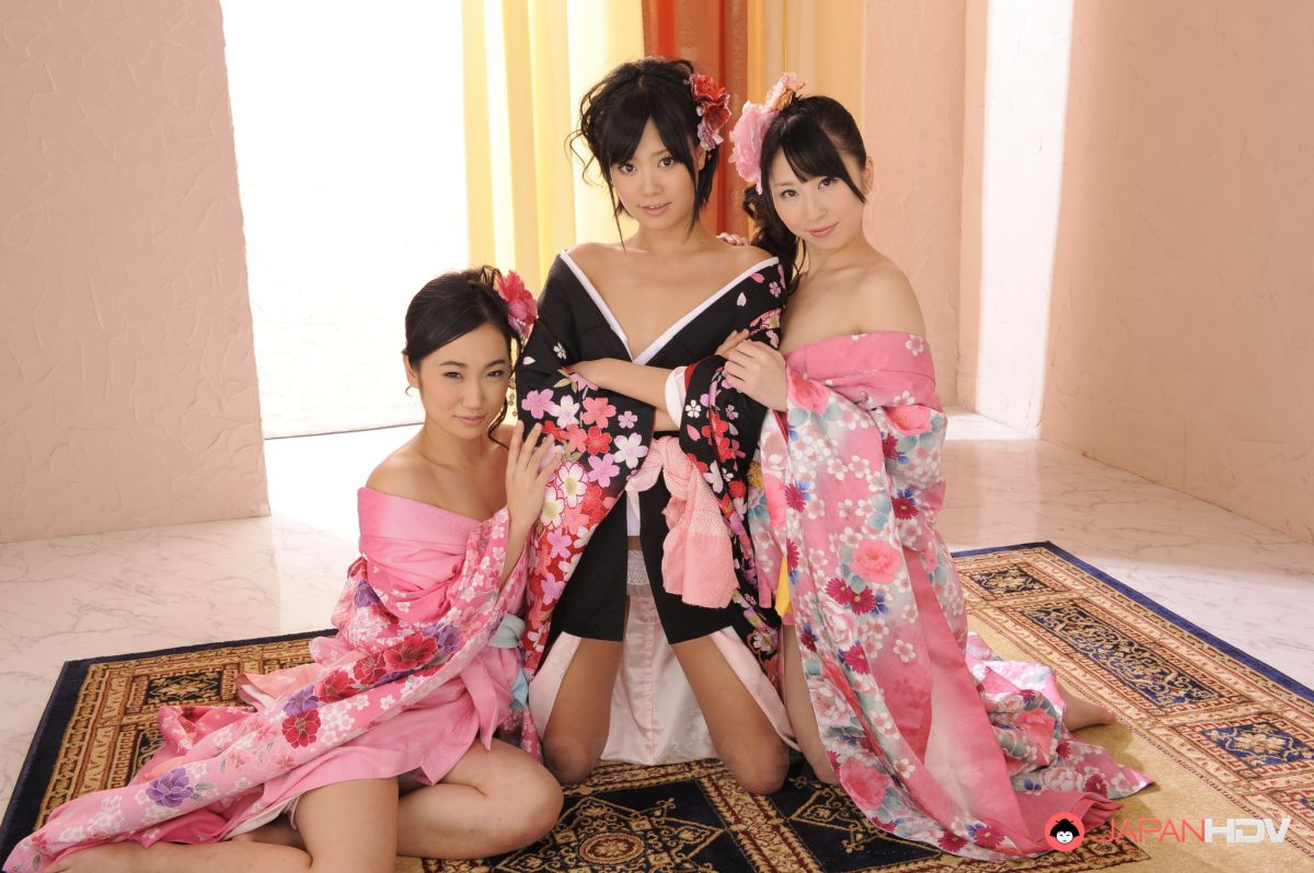 Uta Kohaku, Sanae Momoi, Hina take beautiful kimonos off and show tits